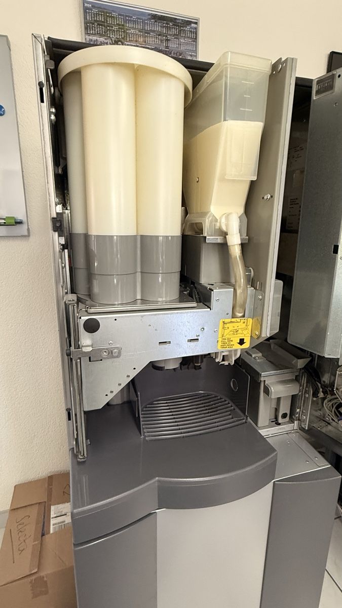 Selecta Macchine per caffè & Macchine per espresso: Selecta Bohnenkaffeeautomat Bari – Usato da Ennetbaden venduto da Ansano 1