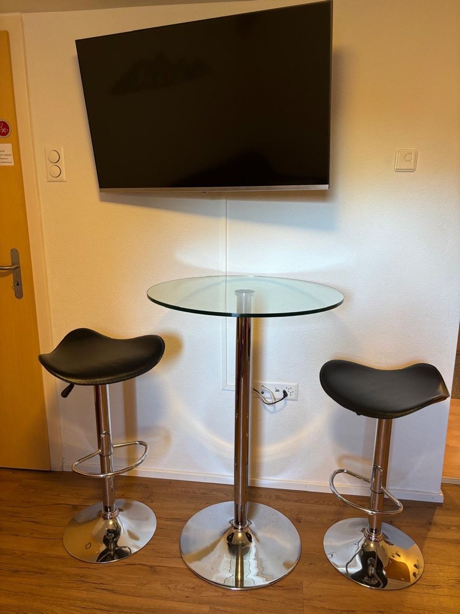 Tables: Bartisch mit 2 Stühlen – D'occasion à Hergiswil NW par natejuke