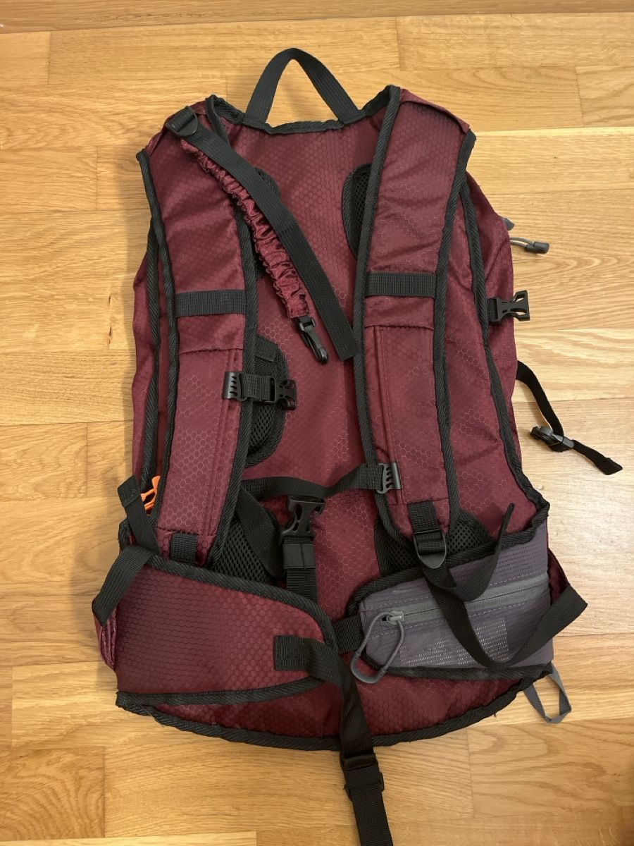 Zaini: Schöner Wanderrucksack bordeaux – Usato da Zürich venduto da Samichlaaus 1