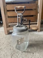 Antiker Butterstampfer mit Glasbehälter gebrauchter Zustand