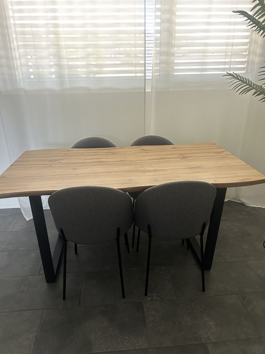 Set de table et chaises: Esstisch mit 4 Stühlen, Holzoptik, neuwertig – Neuf (Voir description) à Aarburg par mel_t6n9 5