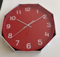 IKEA Pluttis Wanduhr rot / NEU / 28 cm Durchmesser