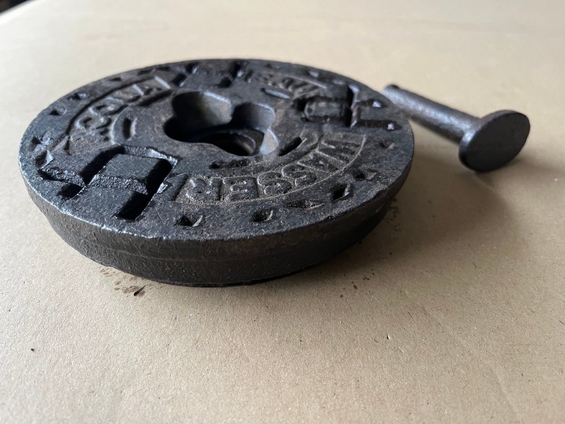 Stagni & Fontane ornamentali: Schachtdeckel Gussdeckel C – Usato da Unterkulm venduto da Fabulirius 1