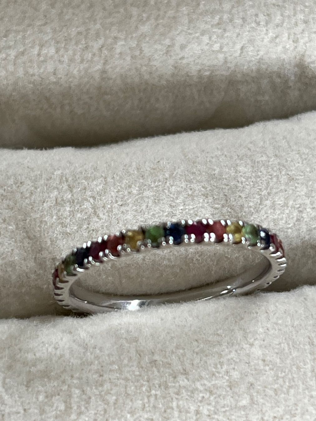 Ringe: Alliance Memory Ring 18 K Weissgold, Regenbogen Saphire – Gebraucht aus Wald ZH von mo-zart 2