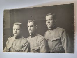 Alte Fotografie drei Soldaten im Uniform R36