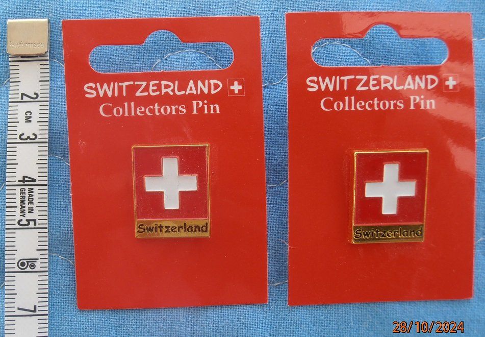 Swiss Plaketten & Abzeichen: 2 neue "PIN MIT SCHWEIZERKREUZ" – Neu und originalverpackt aus Gossau SG von Roco1 2