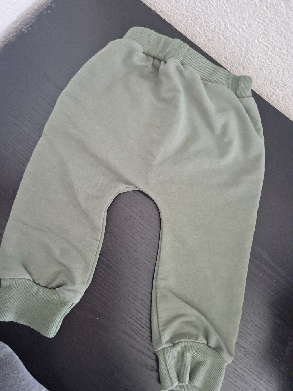 Lotti & Set di vestiti: Trainerhosen Grösse 18-24 Monate – Usato da Leuggern venduto da MonaM90 1