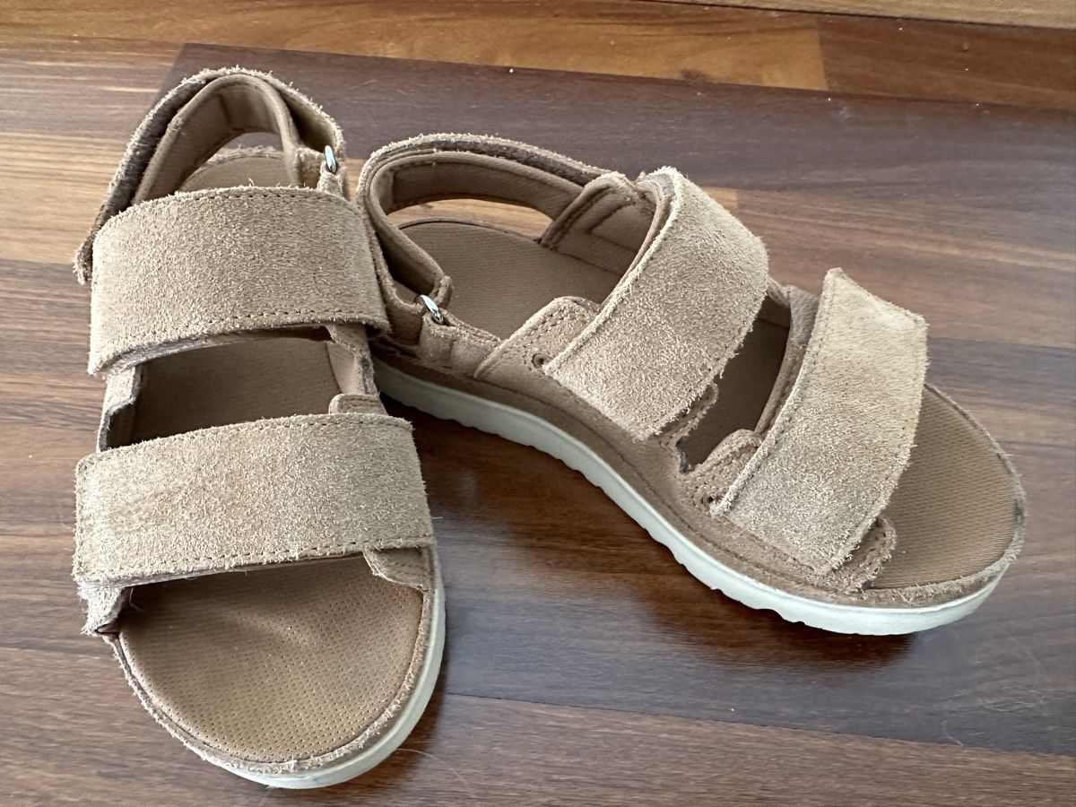 Ugg Schuhe für Mädchen: UGG Sandalen Gr. 31 – Gebraucht aus Glattpark(Opfikon) von Glatt19 2