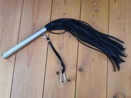 Peitsche aus Metall und Leder