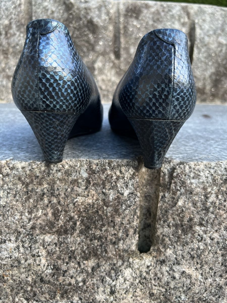 Scarpe da donna: Pumps blau Schlangenoptik Grösse 39.5 – Usato da Betschwanden venduto da Dognose 4