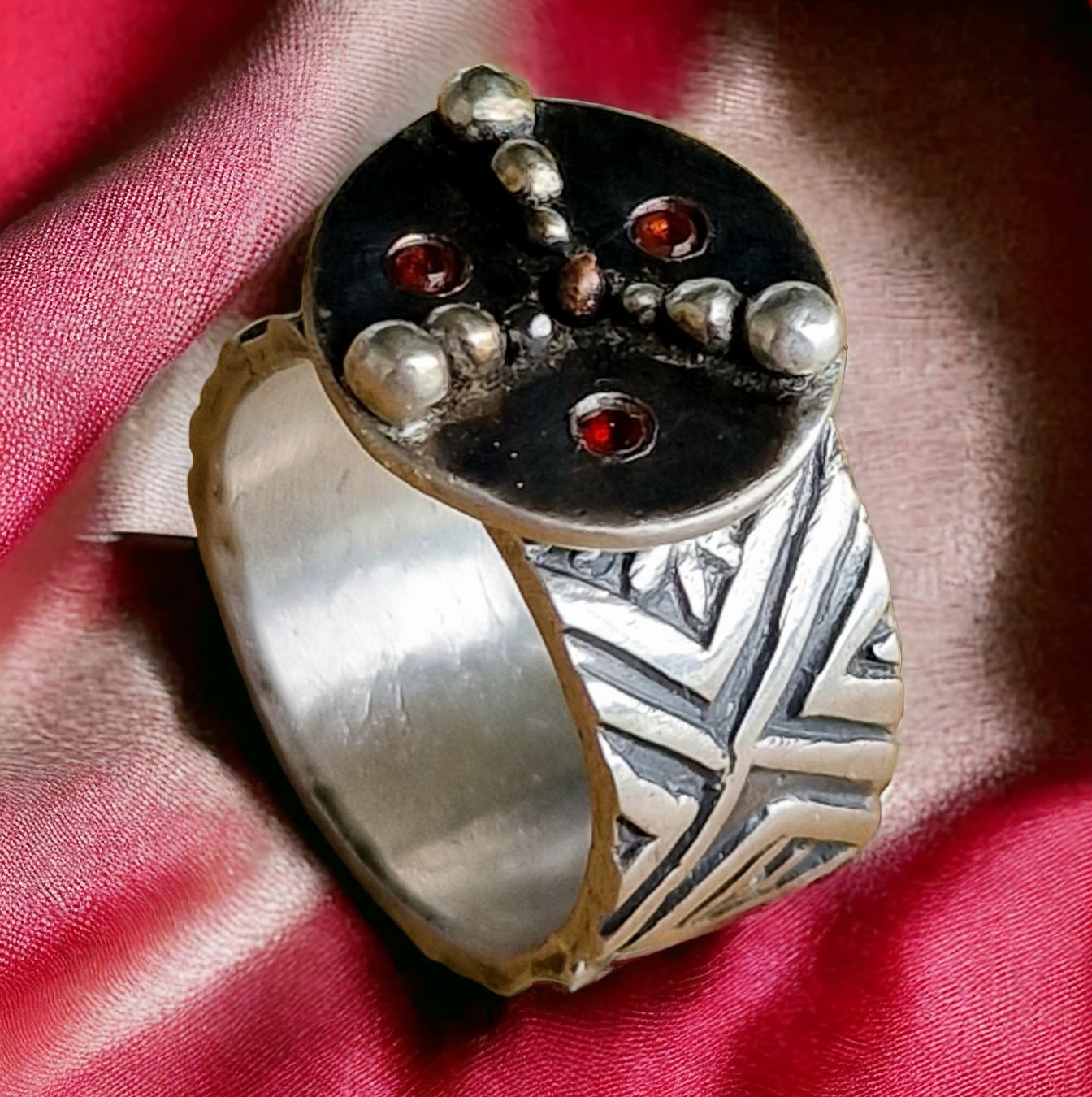 Anelli: Spinner-Ring, Silber & Granat, drehende Scheibe, Gr. 53 – Nuovo e nell'imballaggio originale da Aarau venduto da Schmuckhoehle_MD 8