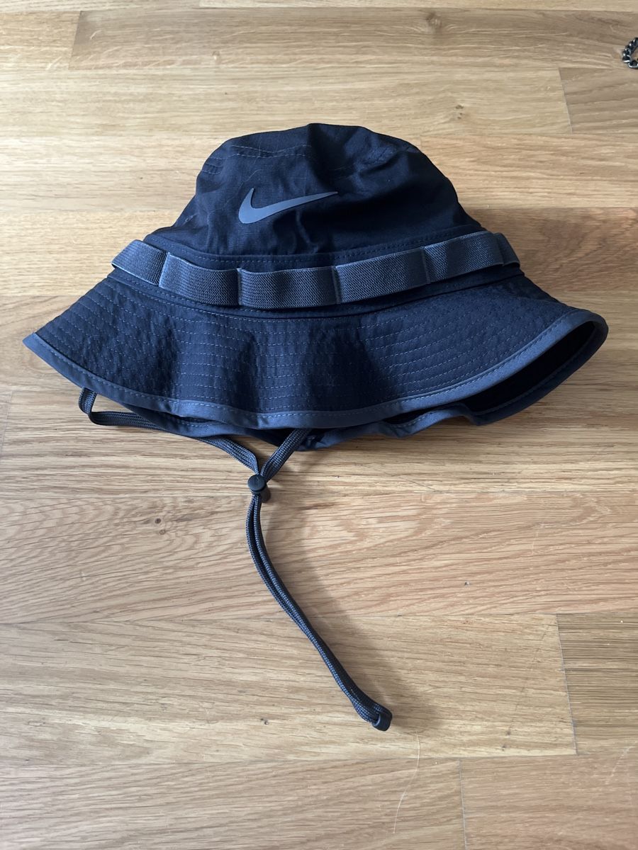 Nike Copricapi, berretti & cappellini: Bob noir à lacets NIKE – Usato da Le Locle venduto da Mayd_h