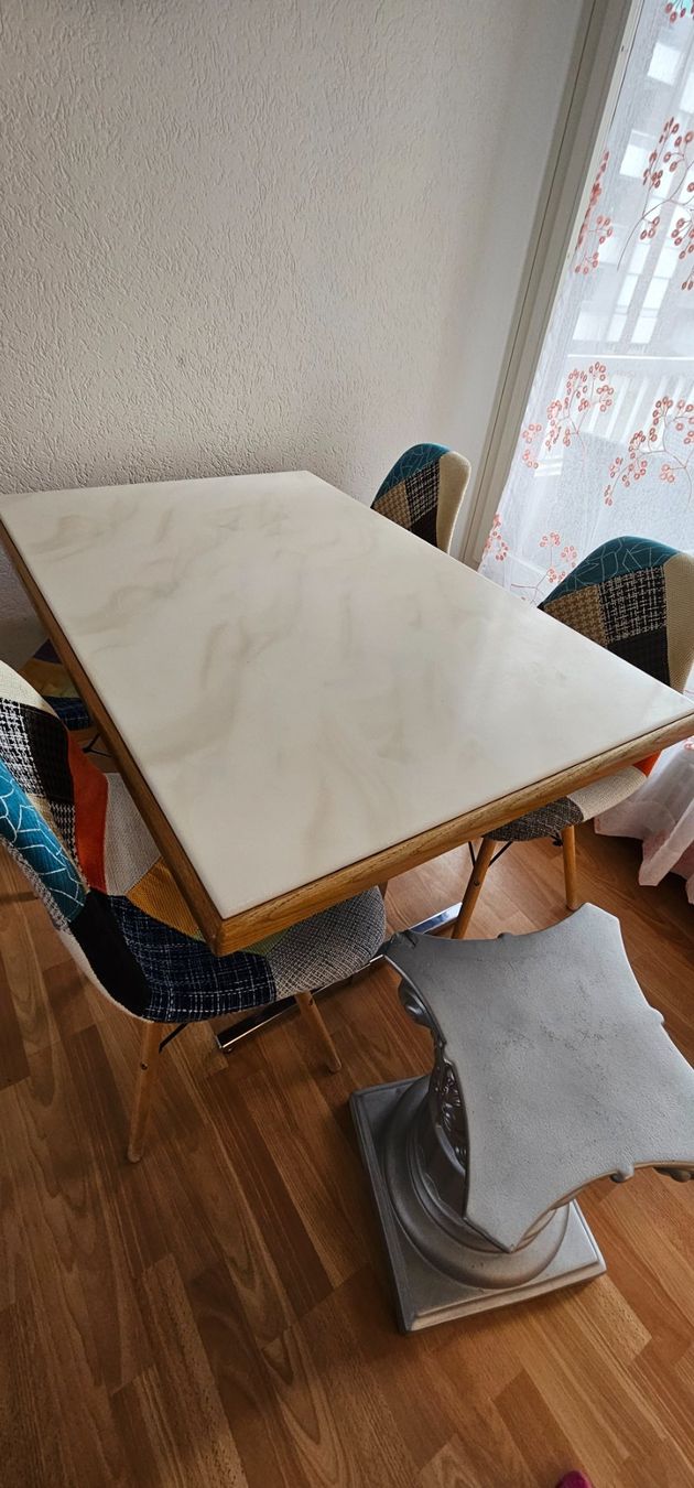 Tavoli: Tisch mit Carrara-Marmor, 4 Stühle, Deko-Säule – Usato da Wädenswil venduto da Jenny281192 1
