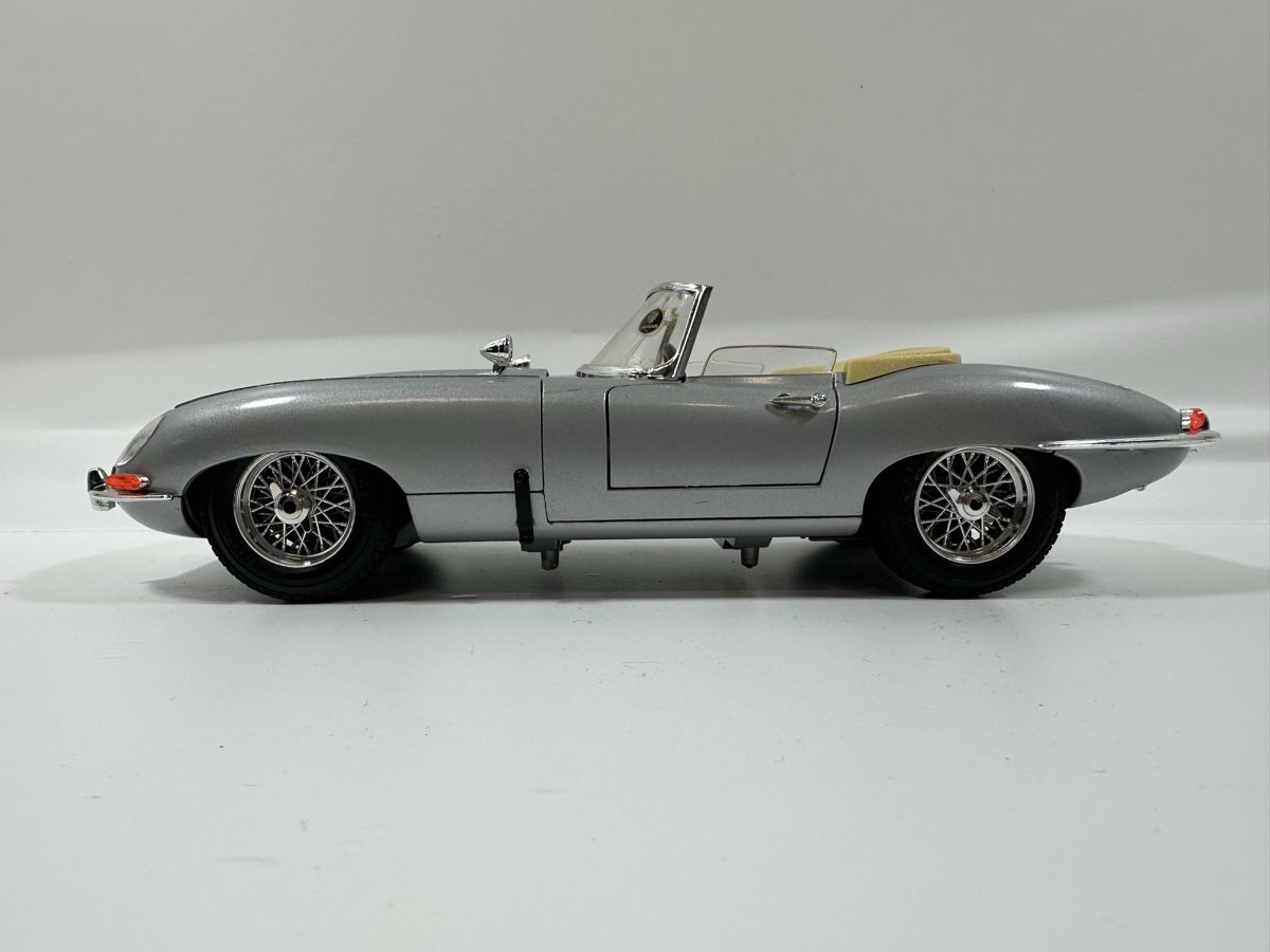 Bburago Modellini d'auto: 1961 Jagaur E Type Cabriolet 1:18, silbrig, BBURAGO – Usato da Zofingen venduto da rf9_x2xt 2