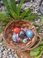 Selbstgemalte Ostereier mit Nest