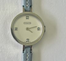 Élégante montre Coach avec bracelet en cuir bleu pastel