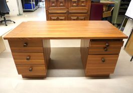 Schreibtisch aus Holz mit sechs Schubladen HE312