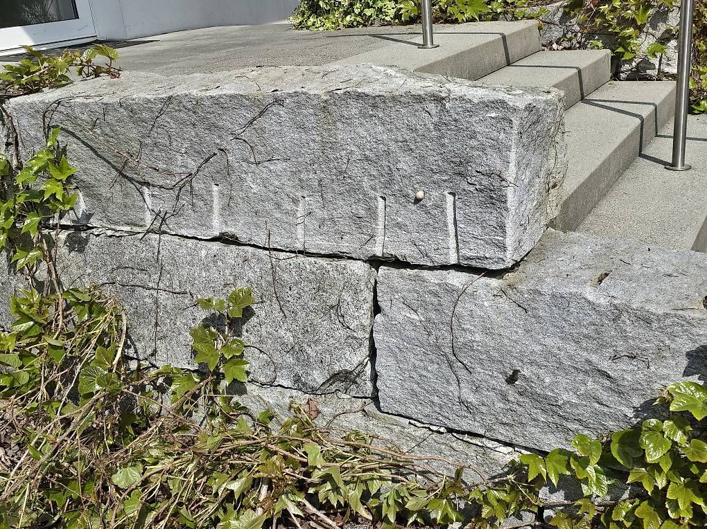 Pietre & tegole: Granitblöcke zu verkaufen – Usato da Malters venduto da Saubandi 1