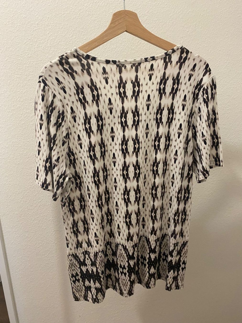 T-Shirts: T-Shirt mit Muster braun / weiss Gr. 44 – Gebraucht aus Pratteln von a23_j2gs 3