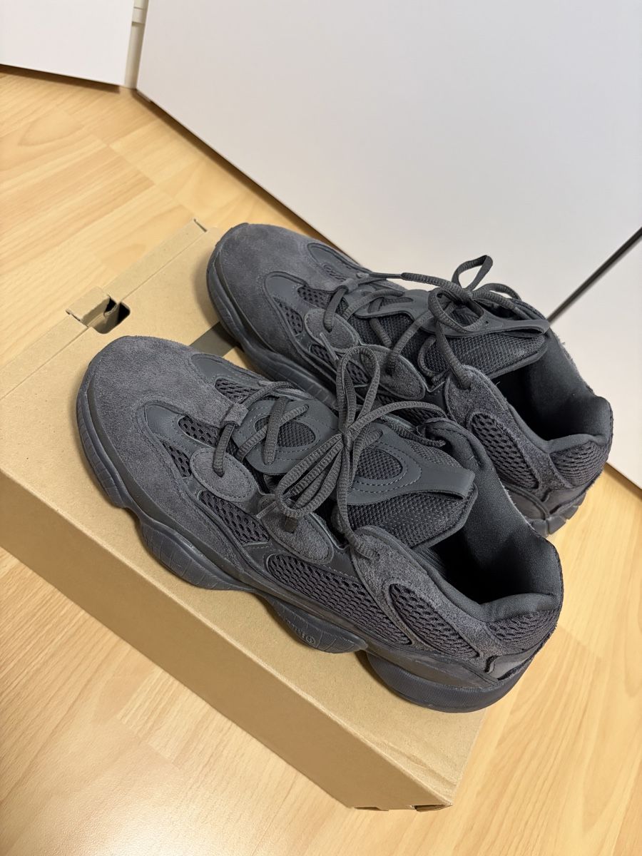 Adidas Scarpe da uomo: Yeezy 500 Utility Black, Size 44 – Nuovo (secondo la descrizione) da Weinfelden venduto da DTotheZ