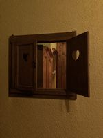 Spiegel mit fensterladen