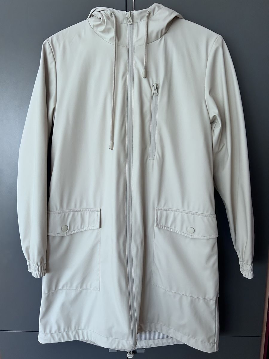 Zara Mäntel: Regenmantel Zara Basic hellbeige mit Kapuze Grösse XS – Gebraucht aus Einigen von Babychilli