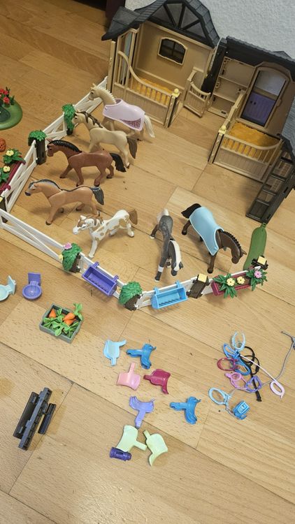 Playmobil Jouets: Grosses Playmobil Pferde Set Country m. viel Zubehör Ponyhof – D'occasion à Luzern par der 1