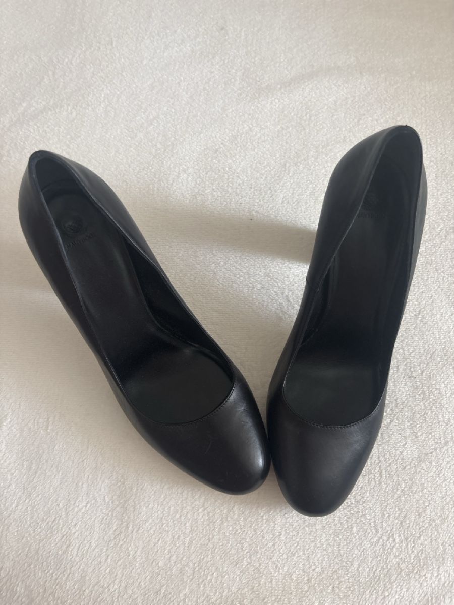Navyboot Damenschuhe: Navyboot schwarze Leder Pumps, Gr. 38, Absatz mit Nieten – Gebraucht aus Feusisberg von LadyLook