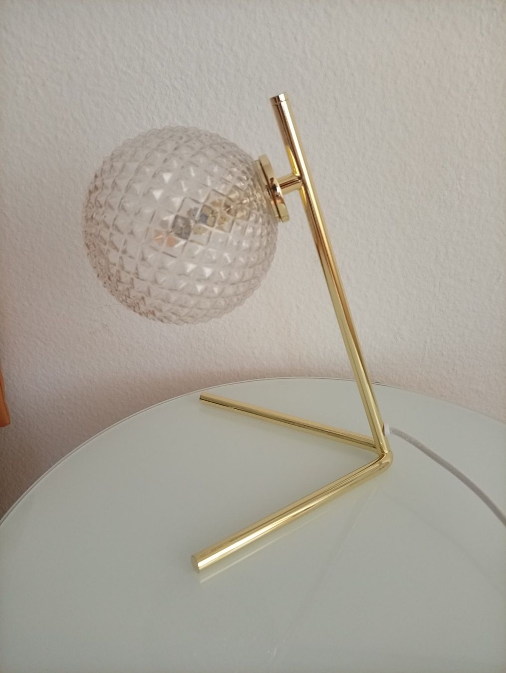 Lampade: Sehr schöne, elegante Tischlampe mit Glaskugel – Usato da Luzern venduto da Seri4