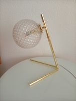 Sehr schöne, elegante Tischlampe mit Glaskugel