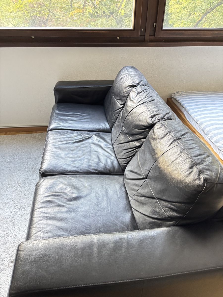 Ikea Divani:     Black leather 3-seater sofa – Usato da Genève venduto da lau_9z2r 1