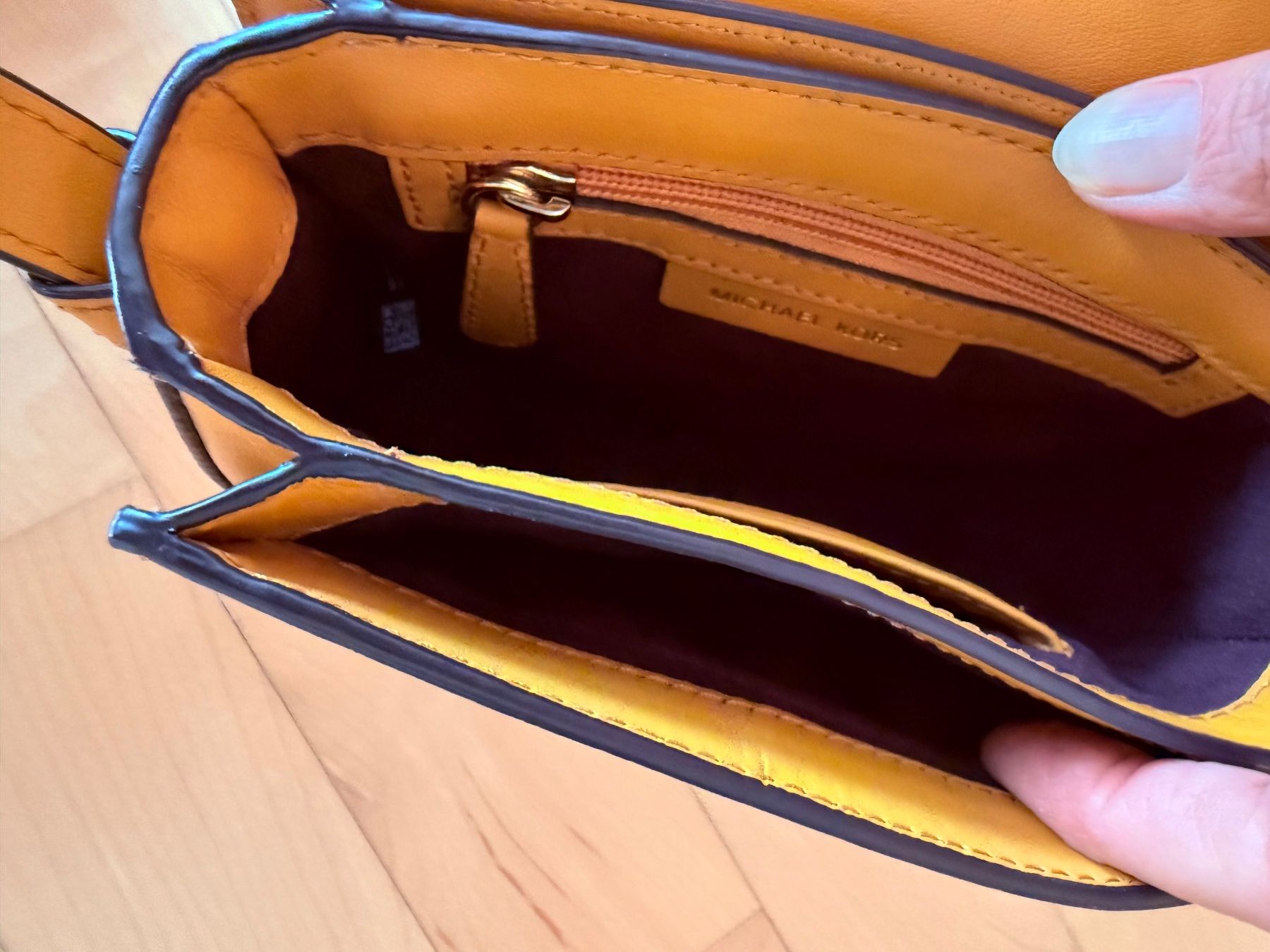 Michael Kors Taschen für Damen: Michael Kors Umhängetasche Ockergelb – Gebraucht aus Uster von Schangnau87 6