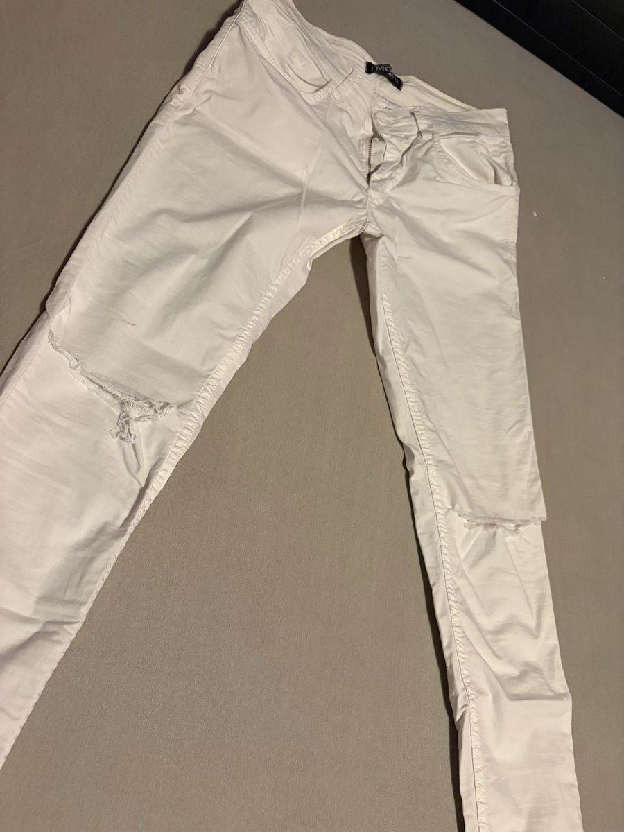 Pantalons: Pantaloni bianchi strappati – D'occasion à Locarno par den_2pyk 1