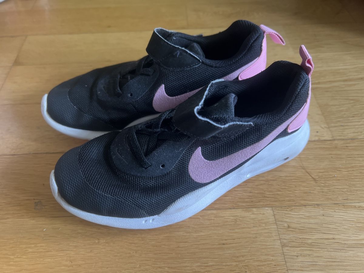 Nike Schuhe für Mädchen: Turnschuhe Nike Air Gr. 33 – Gebraucht aus Zürich von Salsera79 1
