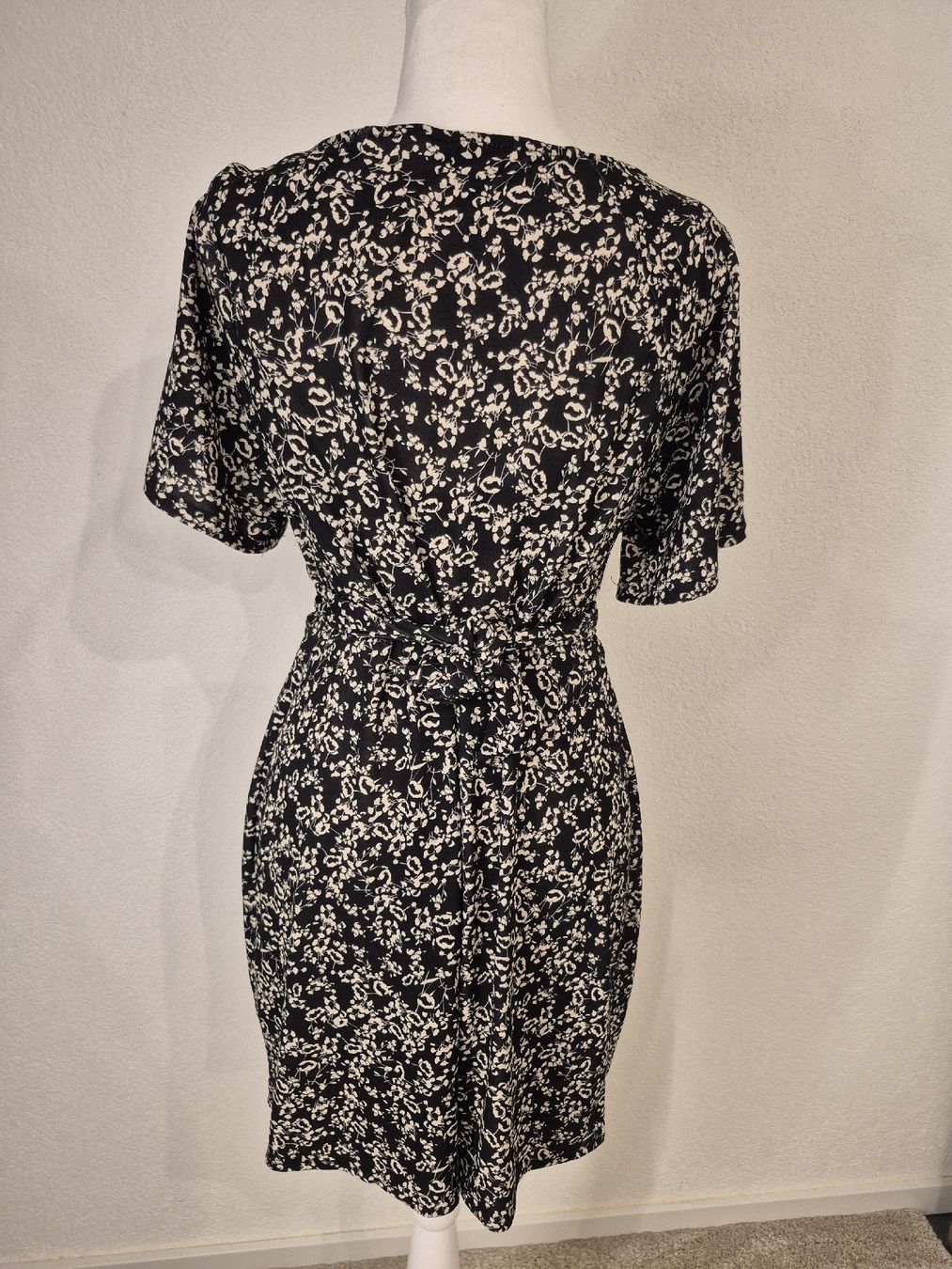 Pull&Bear Vestiti: Feminines Kleid mit integriertem Bindegürtel, Grösse L – Usato da La Neuveville venduto da Vestiaire_2011 1