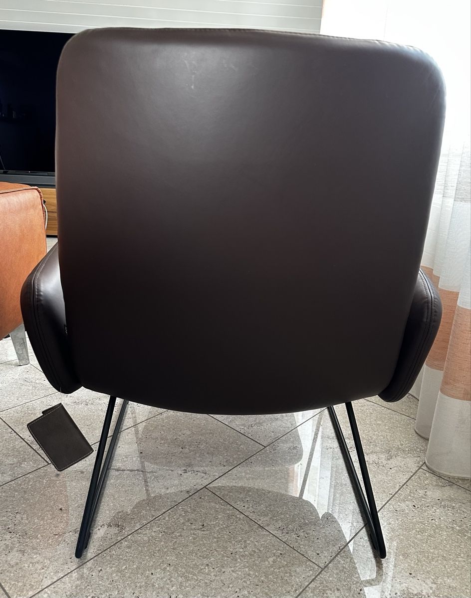 Pfister Sessel: Moderner Loungesessel mit Hocker aus hochwertigen Leder – Gebraucht aus Unterägeri von haeuslerdh 1