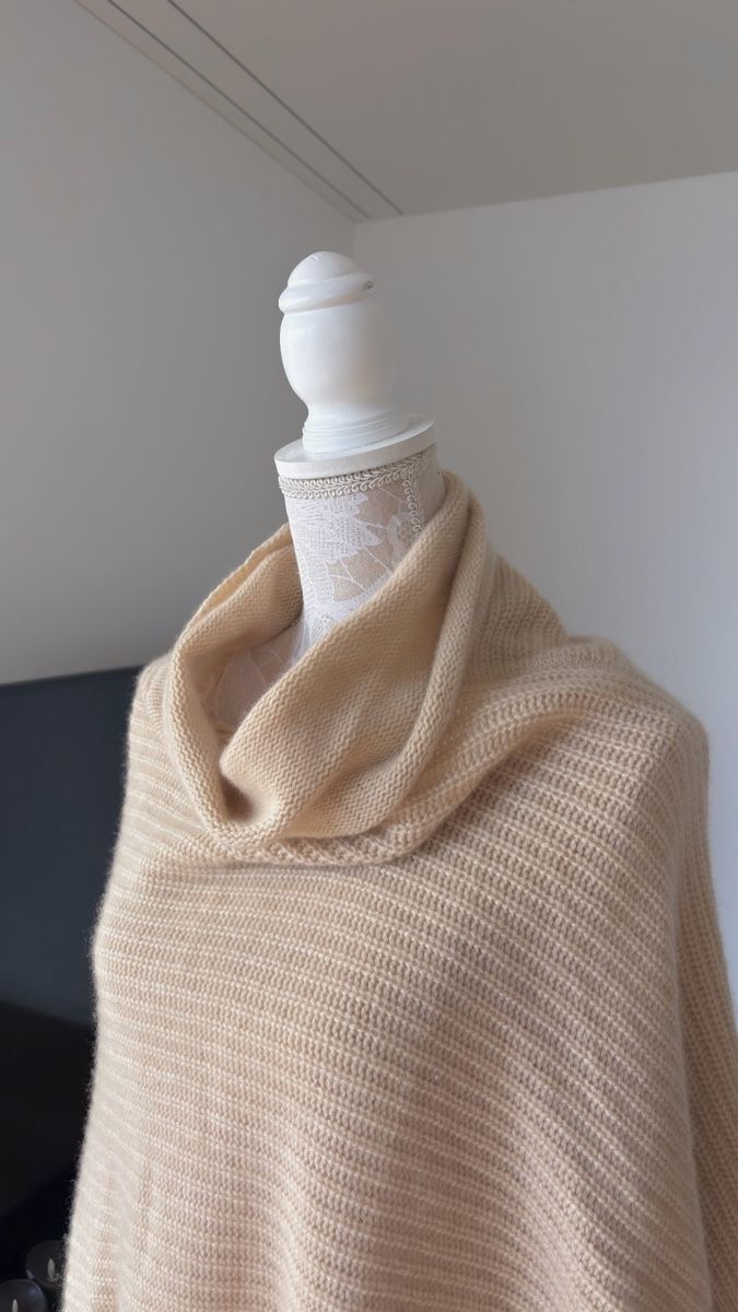 Sonstige Damenmode: 100% Kaschmir Poncho  – Neu (gemäss Beschreibung) aus Ramsen von Myclothesforu