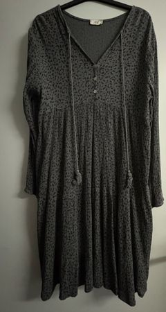 Graues Kleid mit Leo-Muster