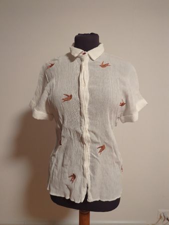 Sommerliche Bluse mit Schwalben-Stickerei Grösse 34