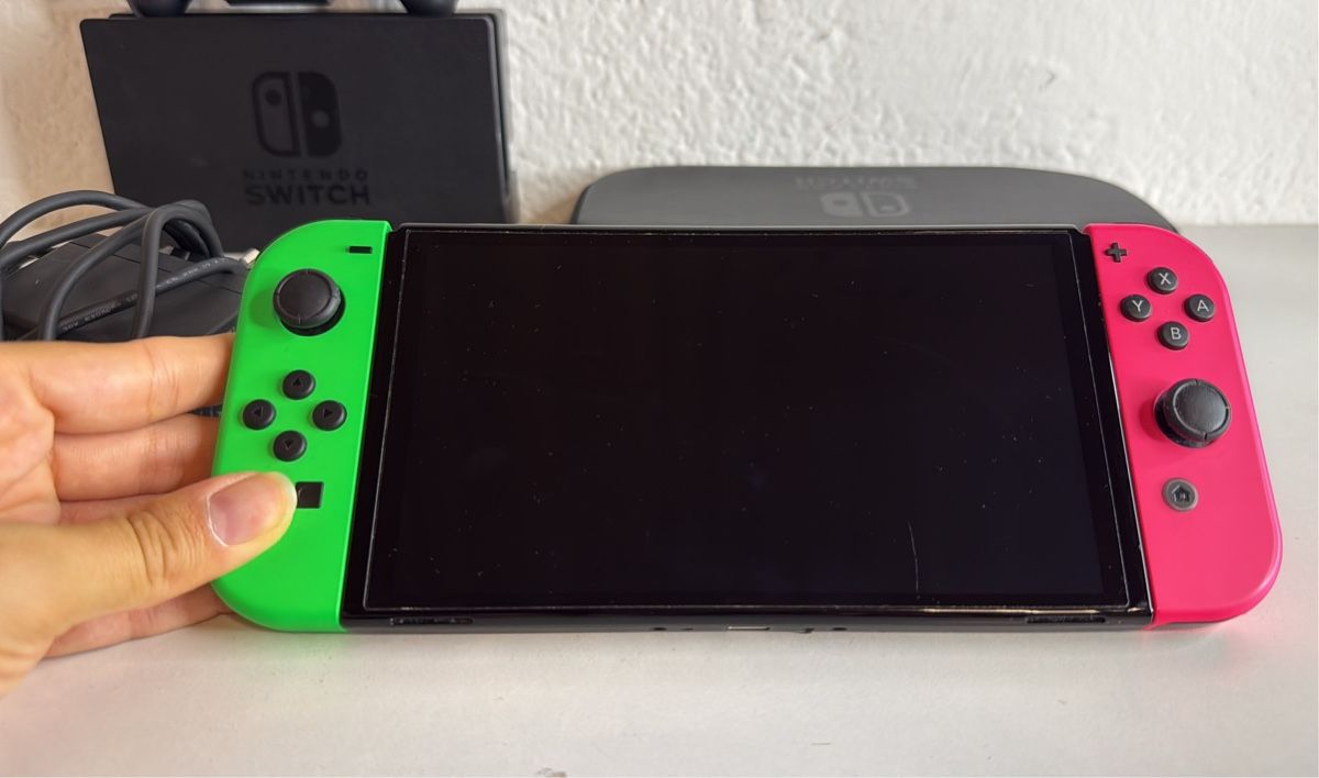 Nintendo Konsolen: Nintendo Switch OLED Console Neon Green Pink 🍀🎀 – Gebraucht aus Ehrendingen von bubulence 1