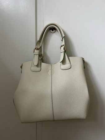 Weisse Handtasche mit grünem Innenfutter