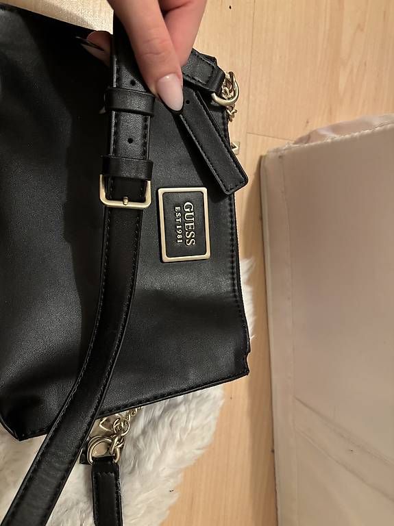 Sacs femmes: Guess Umhängetasche schwarz – D'occasion à Kehrsatz par ale_zpc6 2
