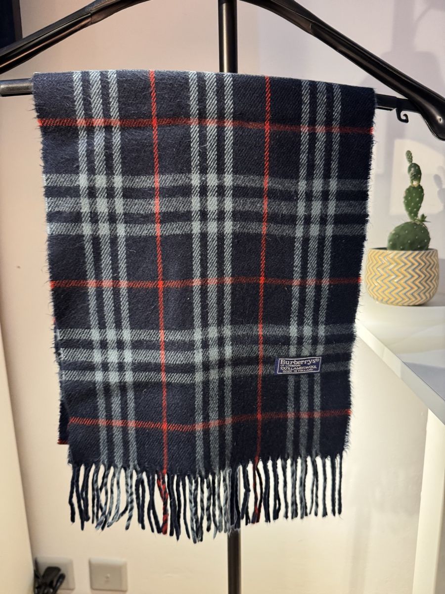 Burberry Foulard & Sciarpe: Écharpe Burberry originale – Usato da St-Maurice venduto da Nikitas_P