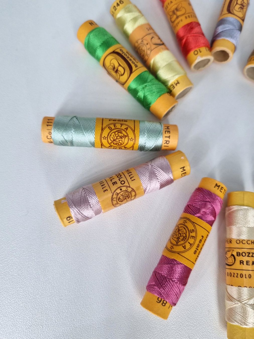 Kordeln & Faden: Vintage Seide Stickgarn 14 Farben Sommer Set – Neu und originalverpackt aus Mels von DACRI 3