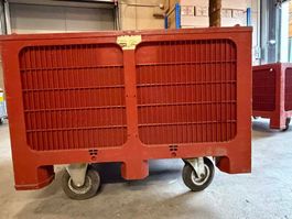 Grosser roter Kunststoffbehälter mit Roller