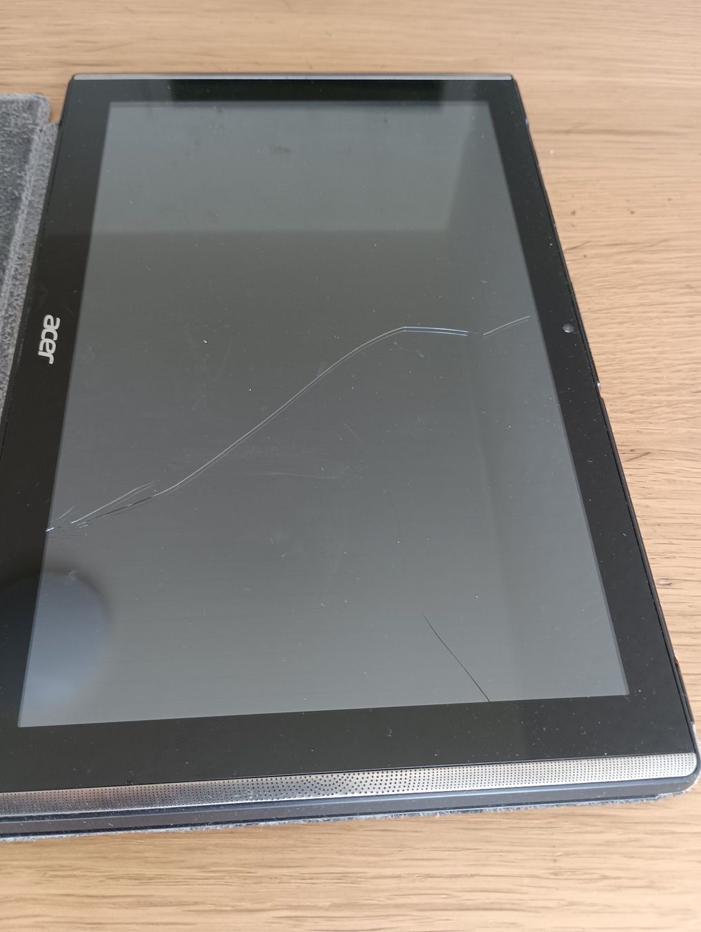 Acer Tablet PC: Acer Iconia One Tablet mit Schutzhülle – Defekt aus Basel von Jbeu06 3