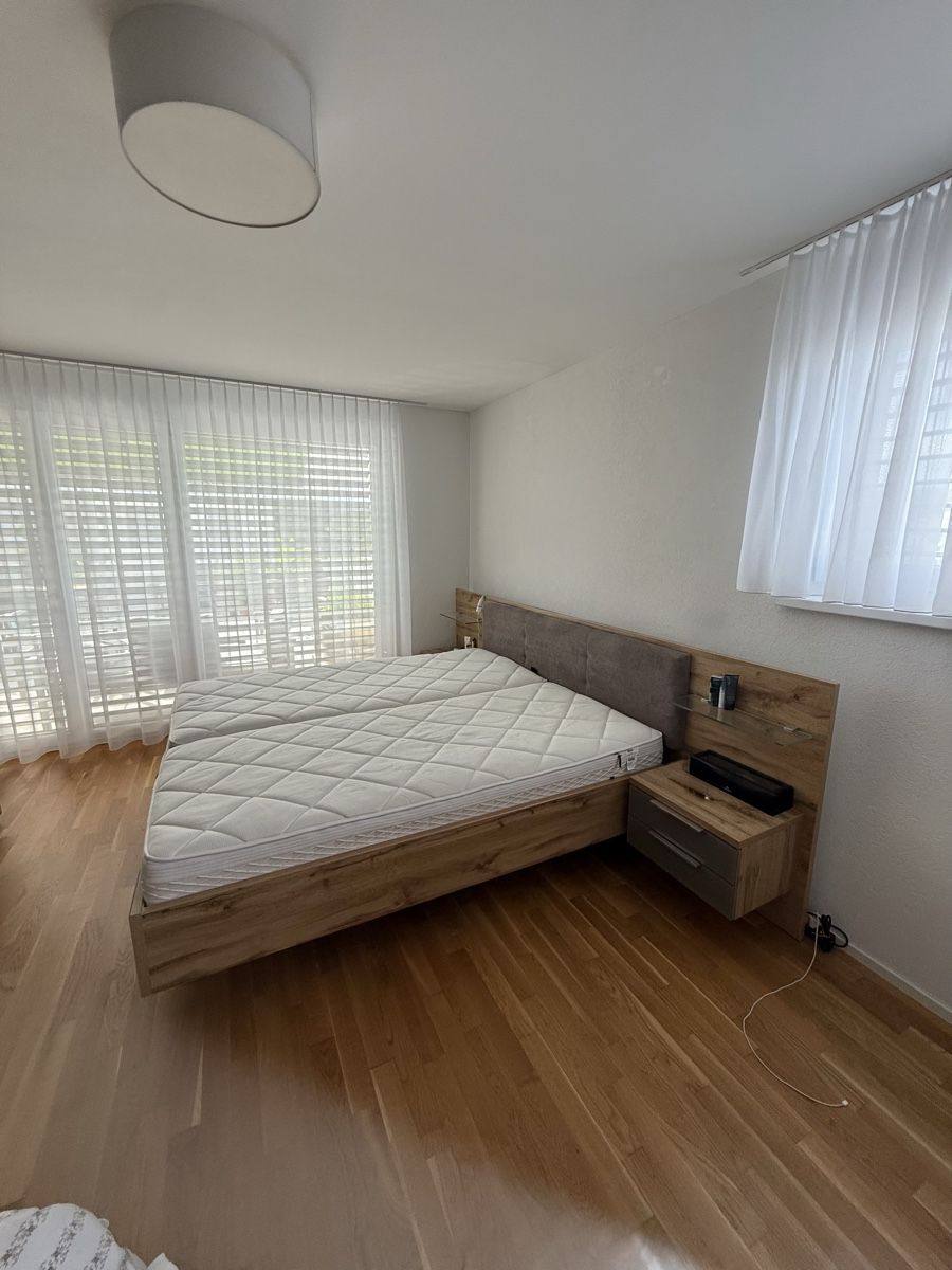 Lits: Bett mit zwei Nachttischen und Kopfteil Holz/grau – D'occasion à Weiach par DanielaCecillia 1