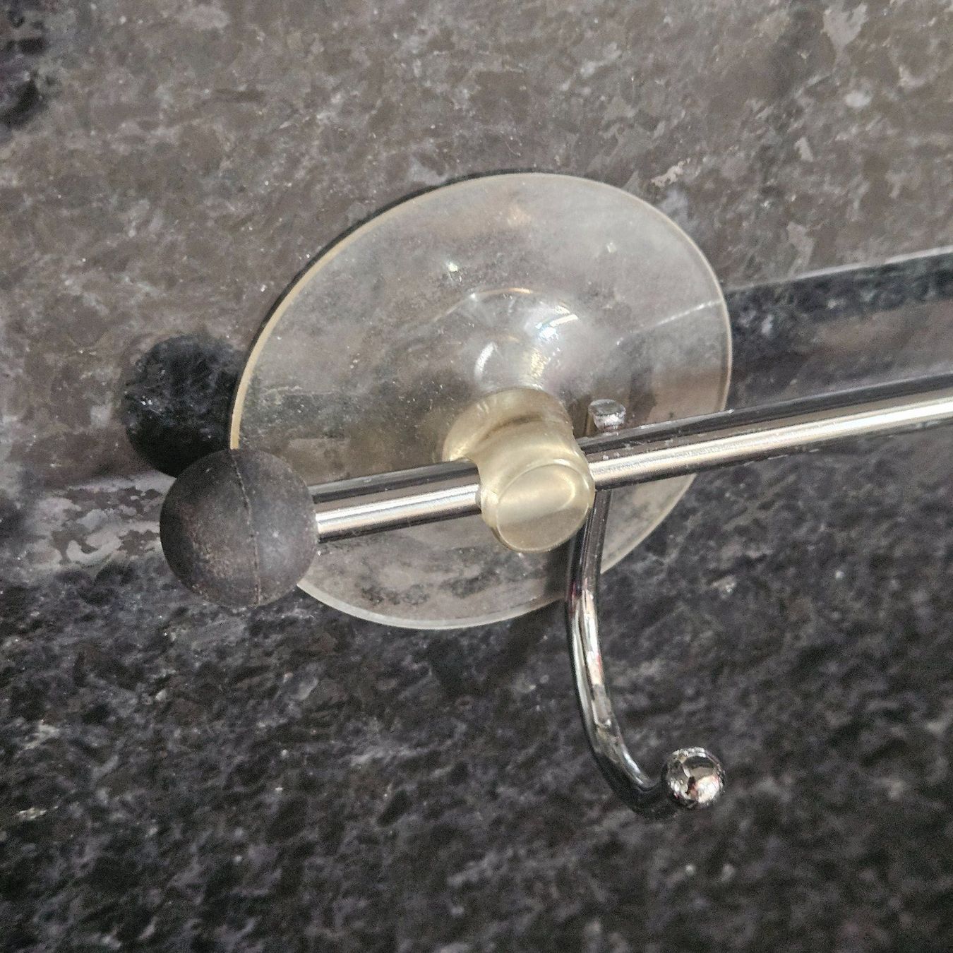 Eisenwaren: 3 Haken, silber, mit Saugnapf-Befestigung – Gebraucht aus Wettingen von Christianv 1