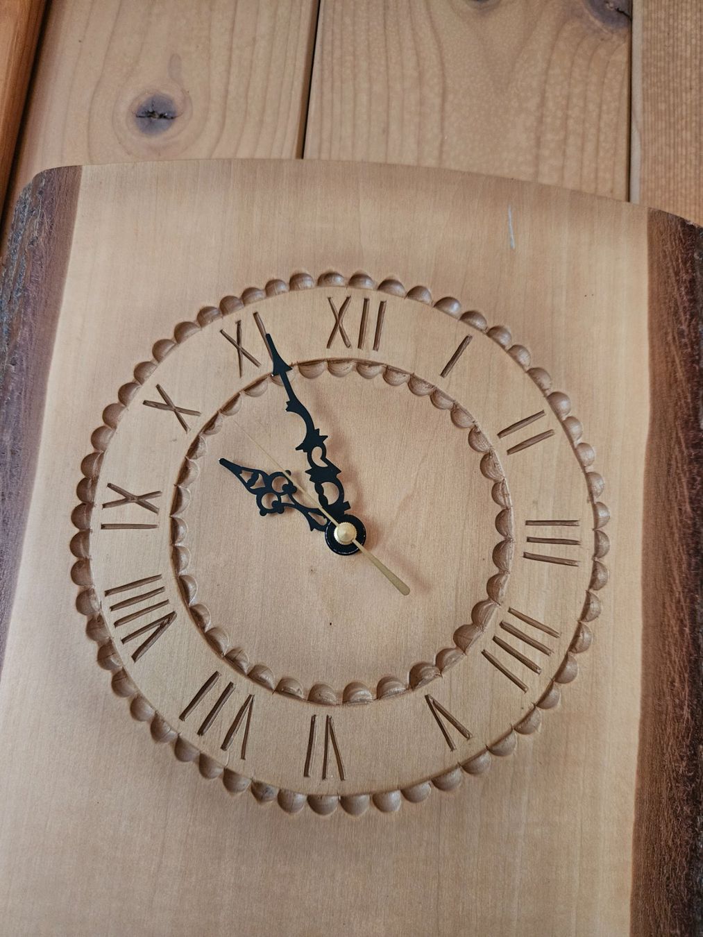 Articoli in legno: Handgeschnitzte Relief-Wanduhr auf einer Baumscheibe – Usato da Rüti ZH venduto da Moli8 3