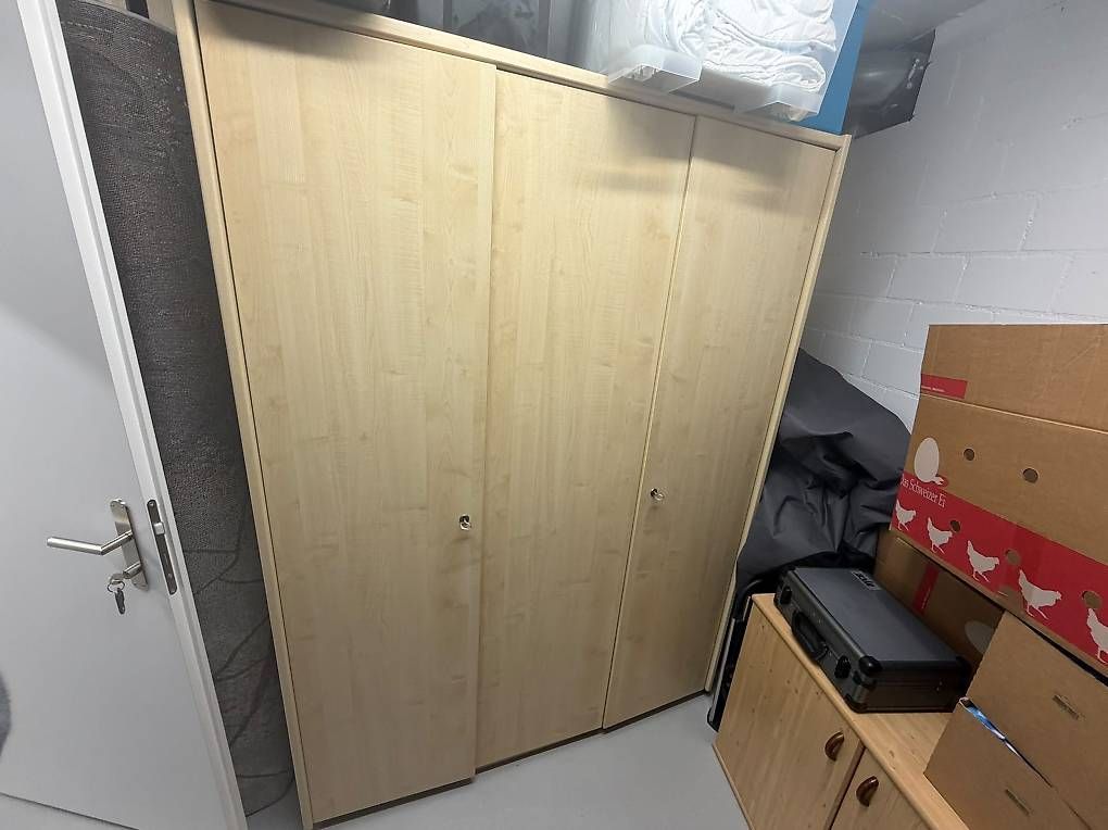 Schränke: Schrank – Gebraucht aus Uzwil von sab_nhc7